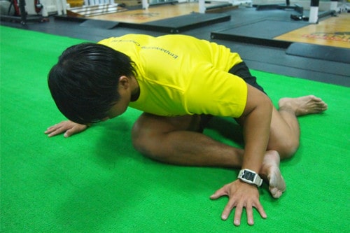 Glute stretch by best personal trainer in singapore
